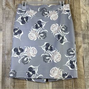 Ann Taylor Factory Gray Floral Skirt Size 2 Lined with a 5-1/2” Back Spl…
